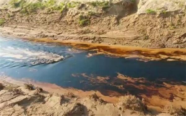 نشت نفت گچساران در رودخانه بهون گناوه