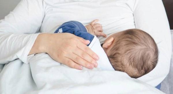دفعات شیردهی به نوزاد در سنین مختلف چقدر است؟ دفعات شیردهی به نوزاد در سنین مختلف چقدر است؟